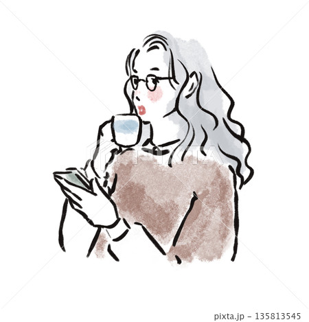 スマートフォンを見るシニア女性とコーヒー 135813545