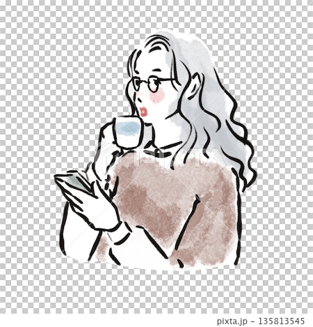 スマートフォンを見るシニア女性とコーヒー 135813545