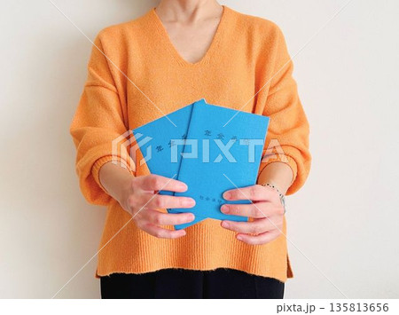 年金手帳を持った40代女性 135813656