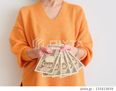 一万円札5枚持った女性 135813659