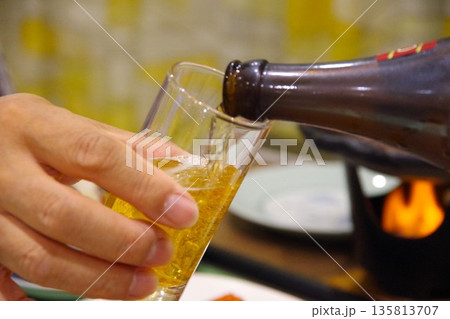 ビールを注ぐ 135813707