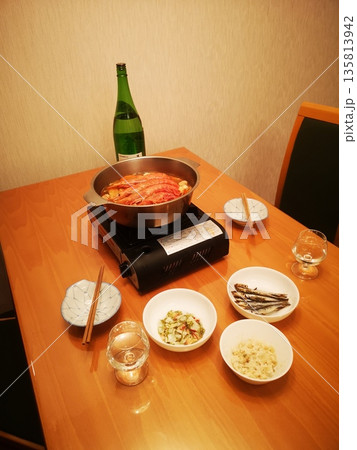 リゾートマンションの食卓 135813942