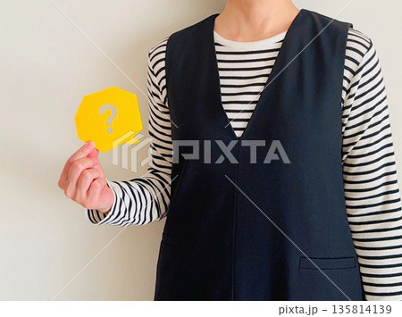 はてなマークを持つ女性 135814139