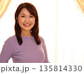 窓辺の女性 135814330