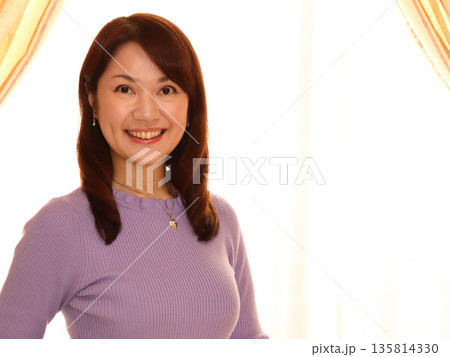 窓辺の女性 窓辺の女性 135814330