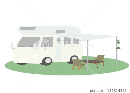白いキャンピングカーのサイドオーニングにテーブルと椅子のセットを並べているイラスト 135814331