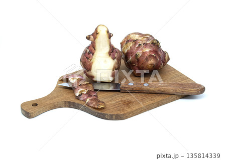 Jerusalem Artichokes On Wooden Cutting Board With Knife, Fresh Tuber Vegetables For Cooking Jerusalem Artichokes On Wooden Cutting Board With Knife, Fresh Tuber Vegetables For Cooking 135814339
