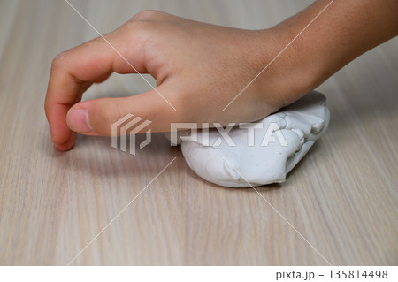 粘土をこねる子供の手元 135814498