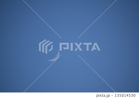 空に浮かぶ月 135814530