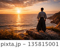 海に昇る朝陽を眺める人 135815001