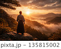 山から朝陽を眺める人 135815002