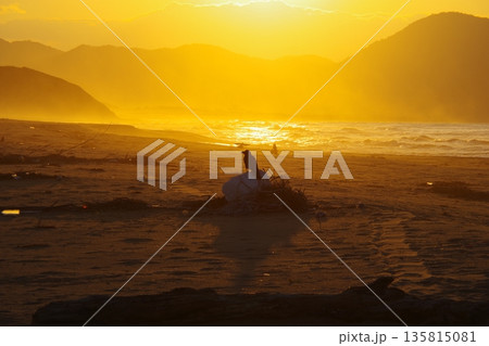 京都府京丹後市 夕暮れの夕日ヶ浦海岸 京都府京丹後市 夕暮れの夕日ヶ浦海岸 135815081