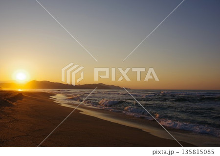 京都府京丹後市 夕日ヶ浦海岸から夕陽を望む 京都府京丹後市 夕日ヶ浦海岸から夕陽を望む 135815085