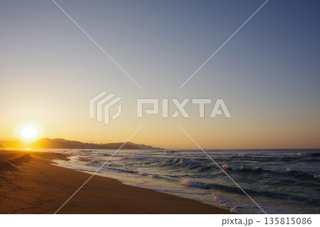 京都府京丹後市　夕日ヶ浦海岸から夕陽を望む 135815086