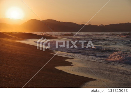 京都府京丹後市 夕日ヶ浦海岸から夕陽を望む 京都府京丹後市 夕日ヶ浦海岸から夕陽を望む 135815088