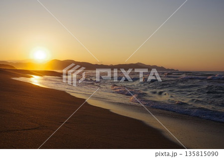 京都府京丹後市 夕日ヶ浦海岸から夕陽を望む 京都府京丹後市 夕日ヶ浦海岸から夕陽を望む 135815090