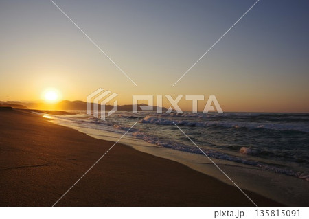 京都府京丹後市　夕日ヶ浦海岸から夕陽を望む 135815091