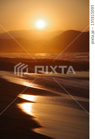 京都府京丹後市　夕日ヶ浦海岸から夕陽を望む 135815095