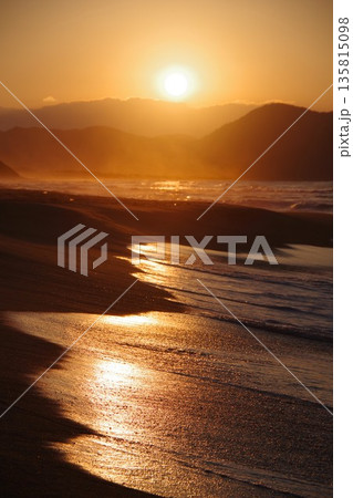 京都府京丹後市 夕日ヶ浦海岸から夕陽を望む 京都府京丹後市 夕日ヶ浦海岸から夕陽を望む 135815098