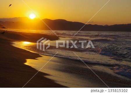 京都府京丹後市　夕日ヶ浦海岸から夕陽を望む 135815102