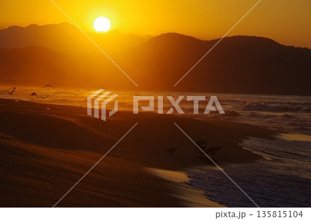 京都府京丹後市 夕日ヶ浦海岸から夕陽を望む 京都府京丹後市 夕日ヶ浦海岸から夕陽を望む 135815104