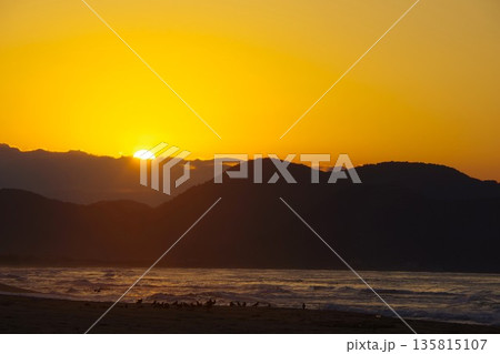 京都府京丹後市 夕日ヶ浦海岸から夕陽を望む 京都府京丹後市 夕日ヶ浦海岸から夕陽を望む 135815107