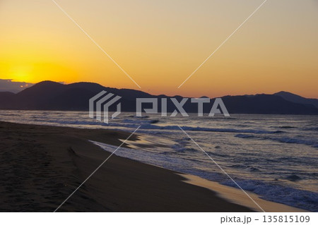 京都府京丹後市 夕日ヶ浦海岸から夕陽を望む 京都府京丹後市 夕日ヶ浦海岸から夕陽を望む 135815109