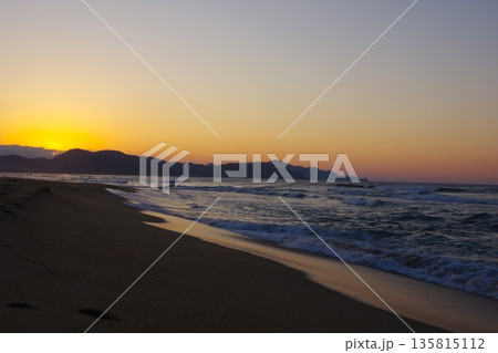 京都府京丹後市　夕日ヶ浦海岸から夕陽を望む 135815112