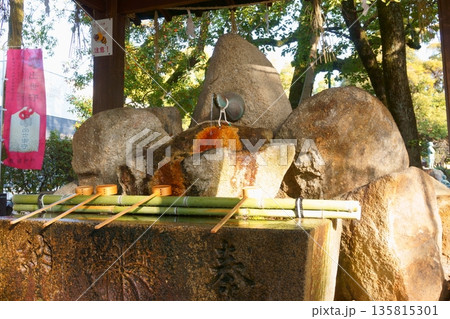 瓢箪デザインの手水場　豊国神社 135815301