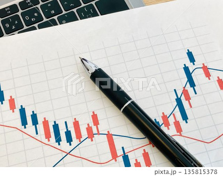 株価チャートとボールペン 株価チャートとボールペン 135815378