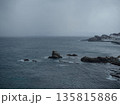 冬の日本海と岩礁、静かな海岸風景 135815886