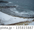 冬の日本海と岩礁、静かな海岸風景 135815887