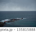 冬の日本海と岩礁、静かな海岸風景 135815888