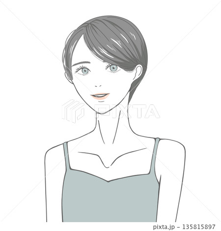 キャミソールを着た笑顔の女性(黒髪) 135815897