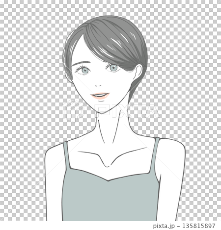 キャミソールを着た笑顔の女性(黒髪) 135815897