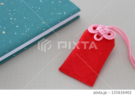 神社イメージ（お守り　御朱印帳）【アップ　シンプル　コピースペース】 135816402