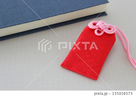 受験勉強イメージ（お守り）【アップ　シンプル　コピースペース】 135816573