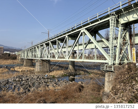 冬の第一利根川橋梁(上り線)と青空の風景　群馬県渋川市 135817252