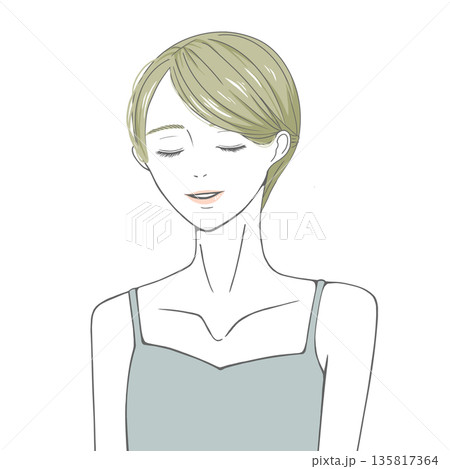 キャミソールを着て目をつむる女性(金髪) 135817364