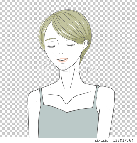 キャミソールを着て目をつむる女性(金髪) 135817364