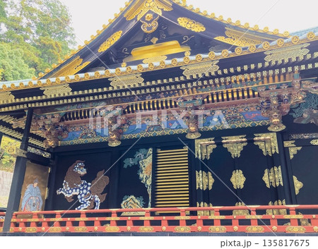 久能山東照宮 葵の紋と金装飾の社殿 国宝 135817675