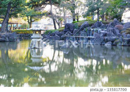 灯籠と滝のある池 中村公園 ひょうたん池 灯籠と滝のある池 中村公園 ひょうたん池 135817700