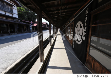 青森　黒石　重伝建地区の古い街並み（高橋家住宅前） 135817725