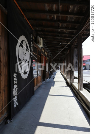 青森 黒石 重伝建地区の古い街並み(高橋家住宅前) 青森 黒石 重伝建地区の古い街並み(高橋家住宅前) 135817726