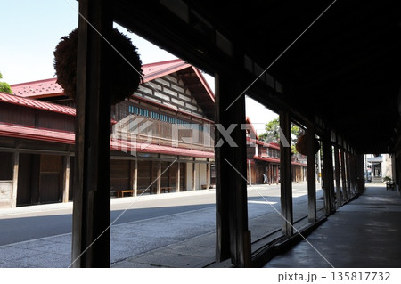 青森　黒石　重伝建地区の古い街並み（西谷家住宅） 135817732
