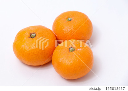 みかん、柑橘、皮、果物、フルーツ、ミカン、蜜柑、柑橘系、デザート、冬、食べ物、果実、オレンジ、実 135818437