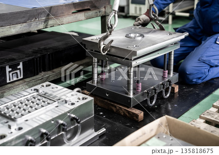 工場設備の風景 135818675