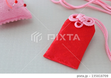 手作りのお守り袋　応援・祈願（受験　試合　発表会）【アップ　シンプル　コピースペース】 135818709