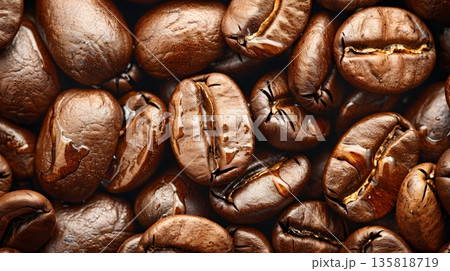 焙煎コーヒー豆のテクスチャ背景 135818719