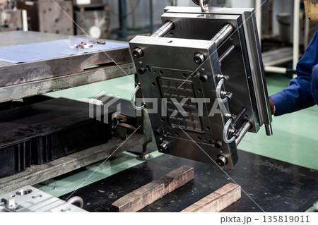 工場設備の風景 135819011